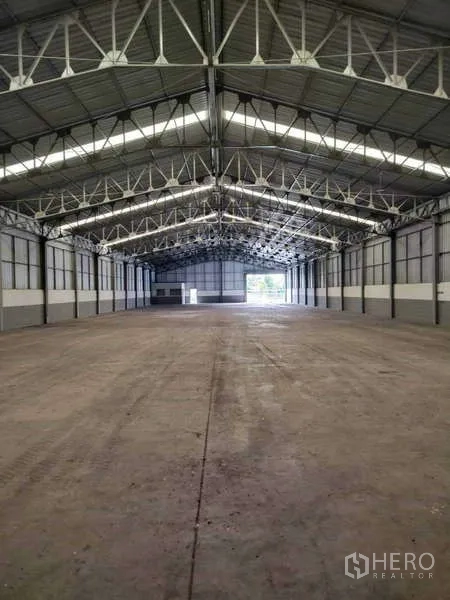 Warehouse for rent in Lat Krabang, Bangkok - Vast column-free warehouse with high truss roof and skylights