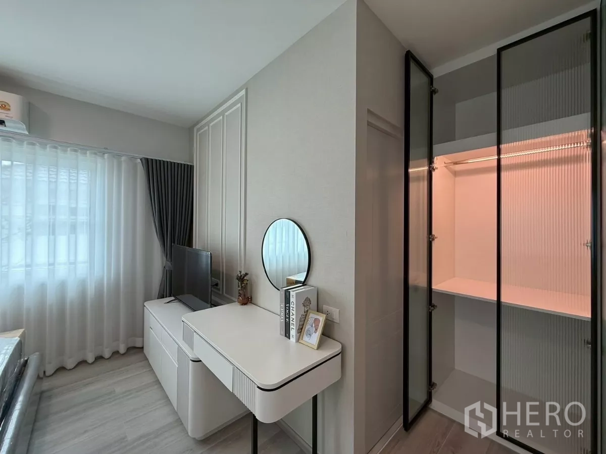 Detached House for rent in Bang Phli, Samut Prakan - Open glass-door wardrobe beside compact dressing table and TV cabinet