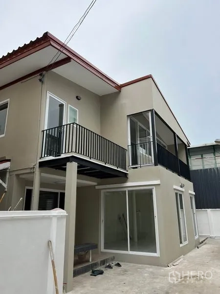 独立式住宅 出租在Huai Khwang, Bangkok - 曼谷Huai Khwang区两层独栋住宅外观，带阳台与大面积落地窗。
