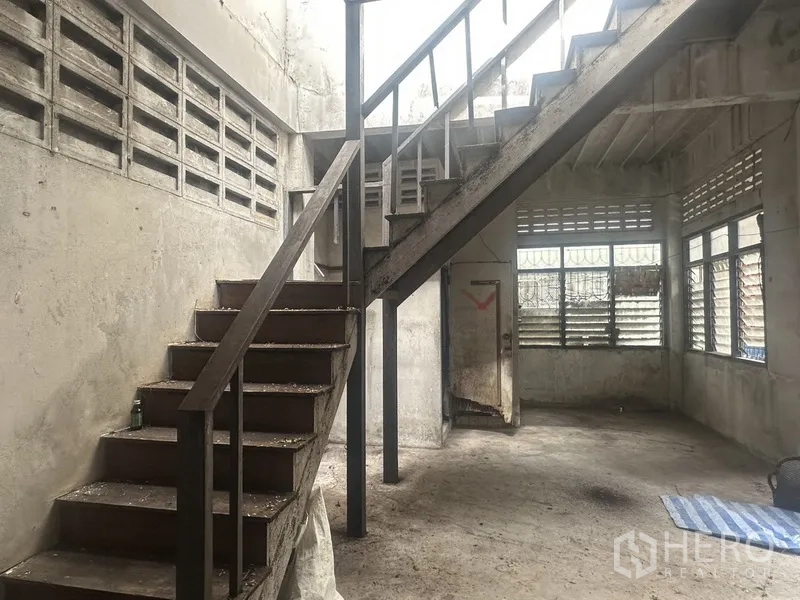 办公空间 出租 - 混凝土楼梯核心，通风砖与自然采光