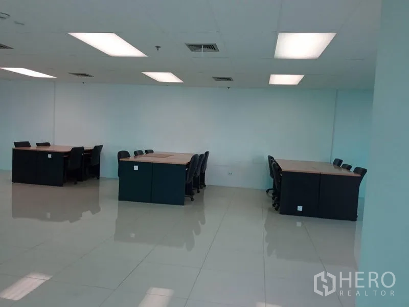 办公空间 出租在Huai Khwang, Bangkok - 明亮办公区，多组工位与办公椅，天花板面板灯，布局灵活，靠近MRT素提三站。