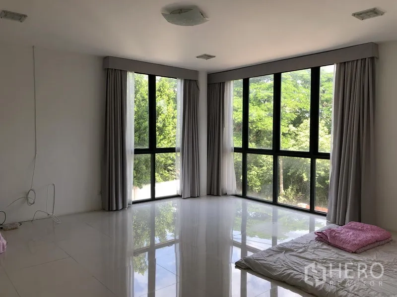 工厂 出租或出售在Lat Lum Kaeo, Pathum Thani - 楼上大房间，转角落地窗与亮面地砖，采光充足。