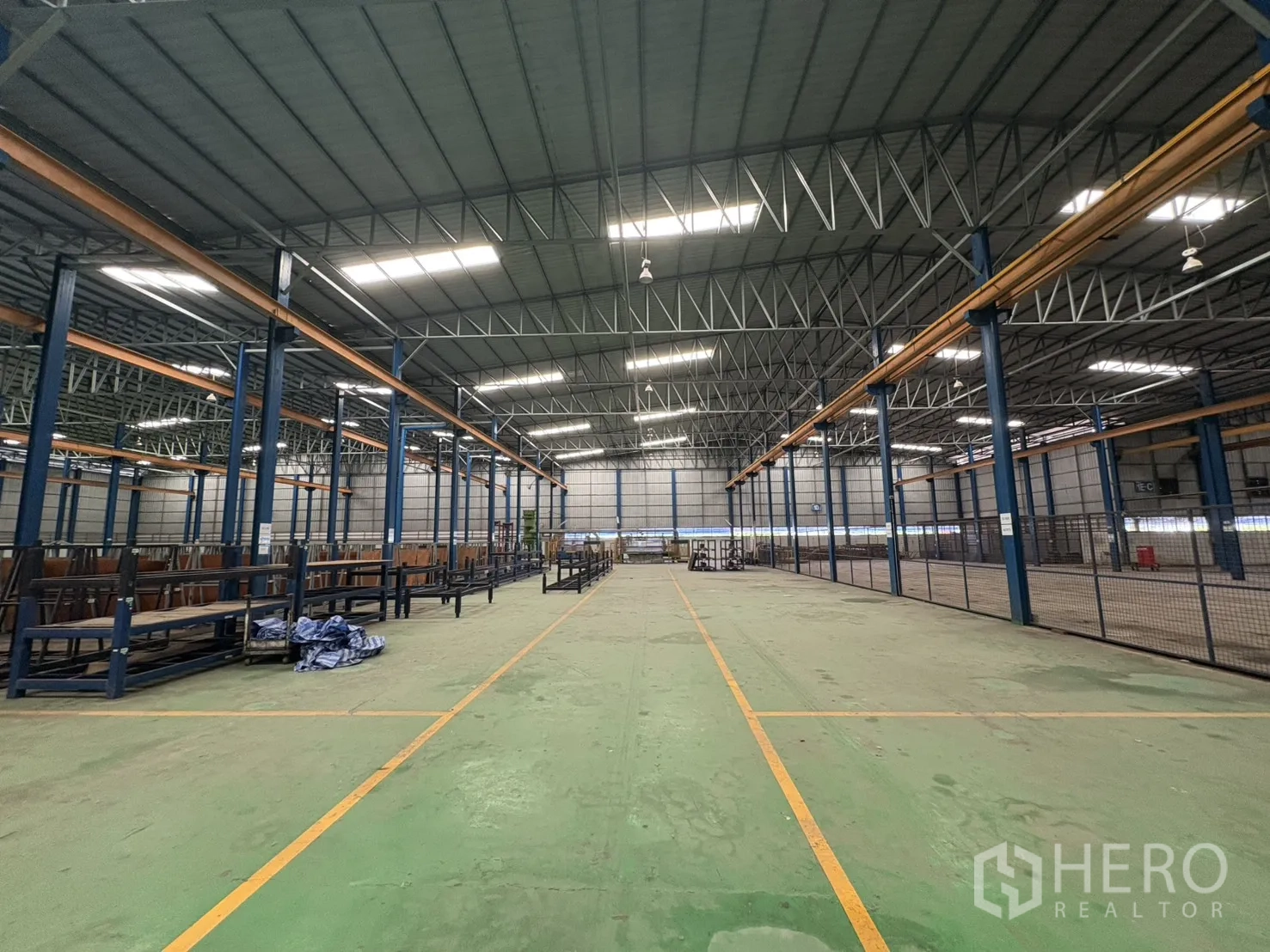 Factory for rent in Phra Pradaeng, Samut Prakan - Long central lane between production bays with crane beams above.
