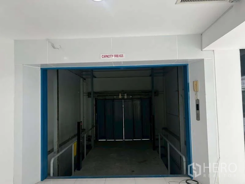 Showroom for rent - Cargo lift entrance with a sign indicating 3,000-kilogram capacity.