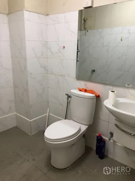 Shophouse for rent - Secondary restroom with white wall tiles, mirror, basin and toilet.