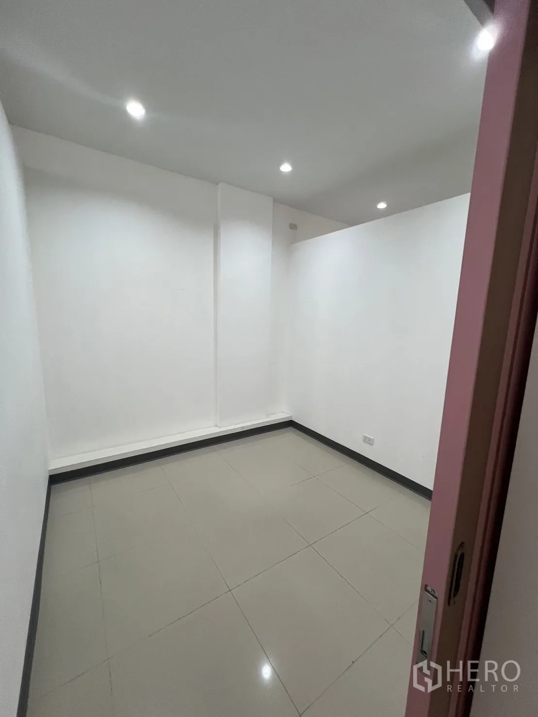Retail Space for rent in Watthana, Bangkok - Compact consultation room with tiled floor and recessed lighting.
