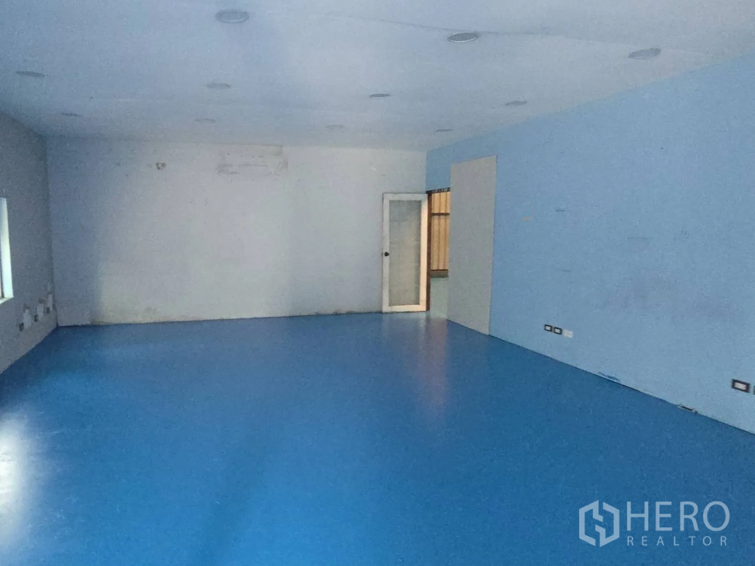 Warehouse for rent in Bang Phli, Samut Prakan - Office room with smooth flooring, recessed ceiling lights, and a window.