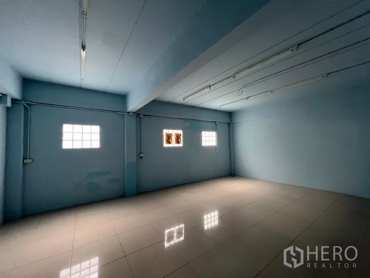 货栈 出租在Khlong Sam Wa, Bangkok - 楼上办公室铺地砖，配置多排日光灯。