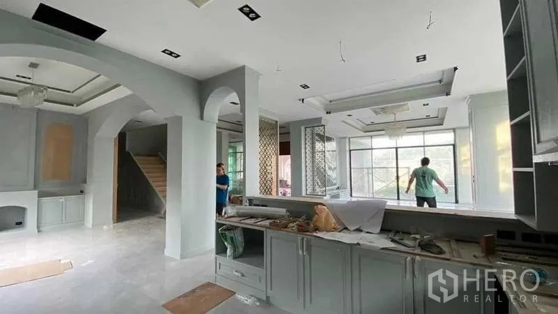 Detached House for sale in Mueang Nonthaburi, Nonthaburi - Open kitchen and living space with arched details and expansive windows for natural light.