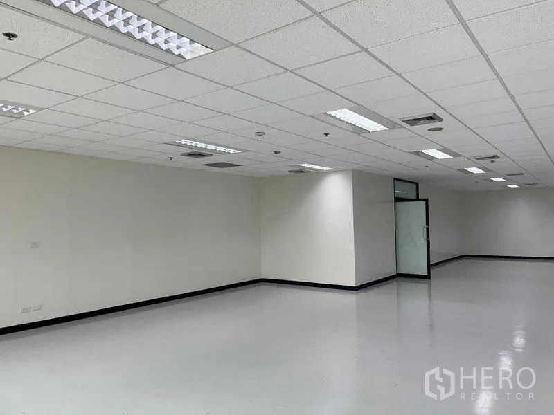 สำนักงาน ให้เช่าในBang Na, Bangkok - มุมทำงานโล่งเชื่อมต่อสู่ประตูกระจก พร้อมผนังยูทิลิตี้