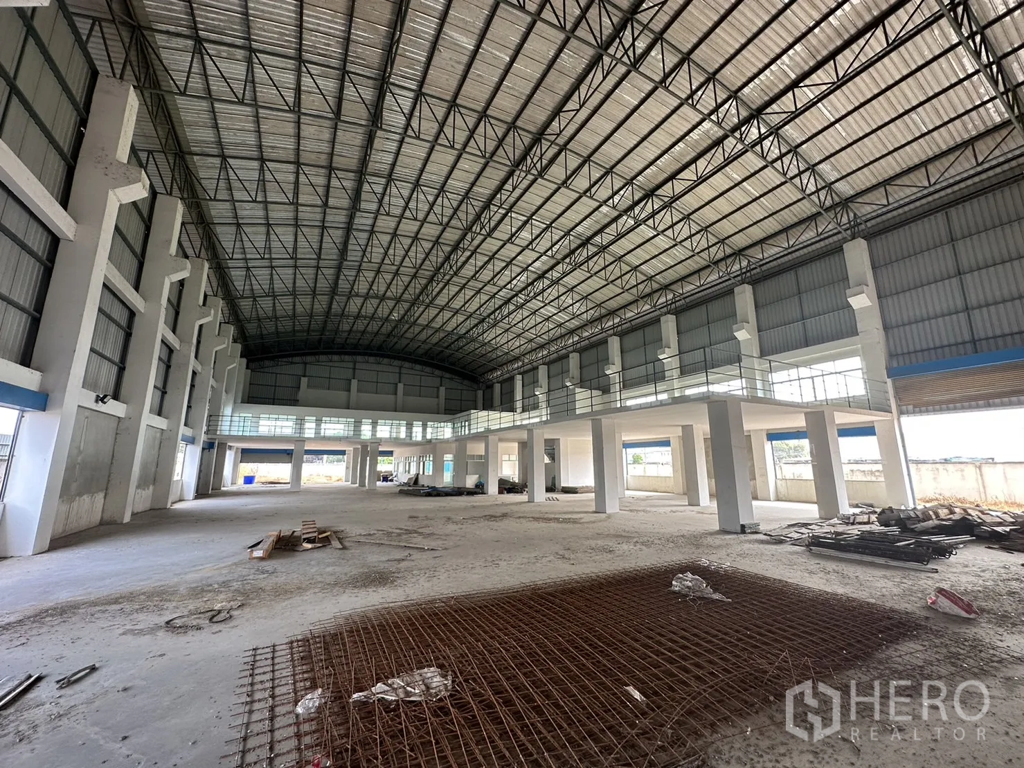 Factory for rent in Pak Kret, Nonthaburi - Central hall of the factory with twin mezzanine sections and high‑bay arched ceiling.