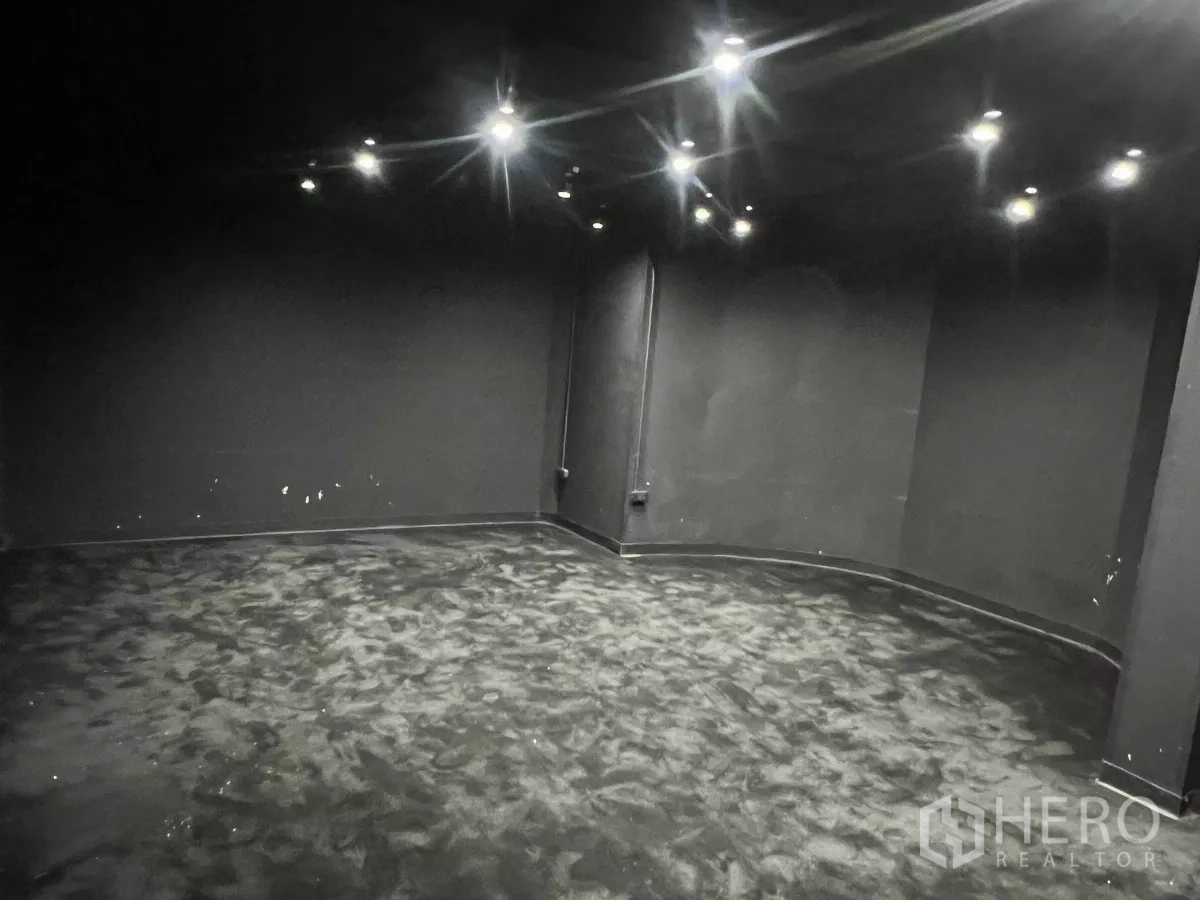 Home Office for rent in Wang Thonglang, Bangkok - Spacious soundstage room with dark acoustic walls and multiple downlights.