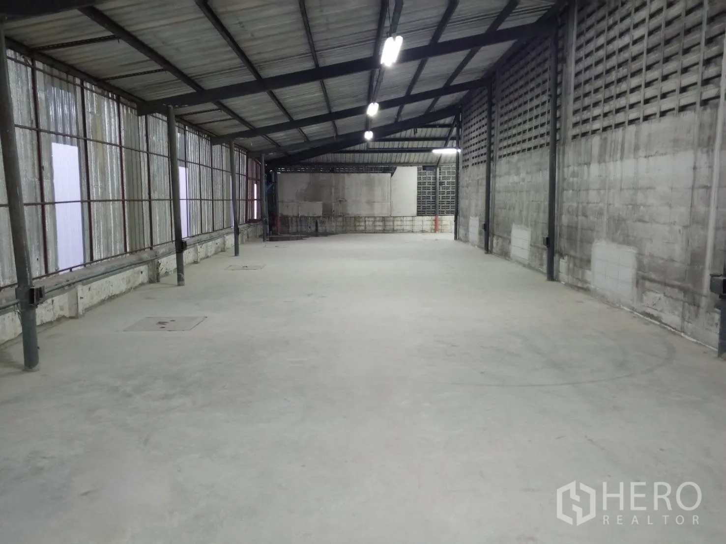 โกดัง for rent in Min Buri, Bangkok - ช่องทางยาวภายในโกดัง พื้นคอนกรีต โครงหลังคาเหล็ก และไฟแสงสว่างแบบหลอดยาว