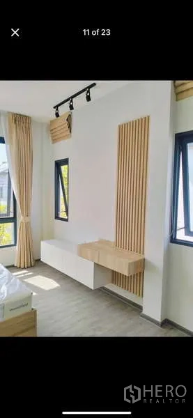 Detached House for rent in Bang Phli, Samut Prakan - Bedroom corner with study desk, slatted wall panels and corner windows.