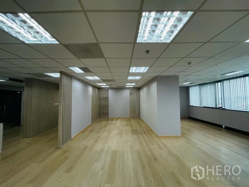 办公空间 出租 - 明亮工作区，木地板、格栅隔断与整排落地窗。