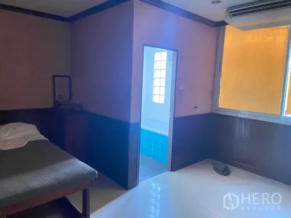 办公空间 出租在Khlong Toei, Bangkok - 独立房间，门内为带玻璃砖窗的蓝色瓷砖浴室。