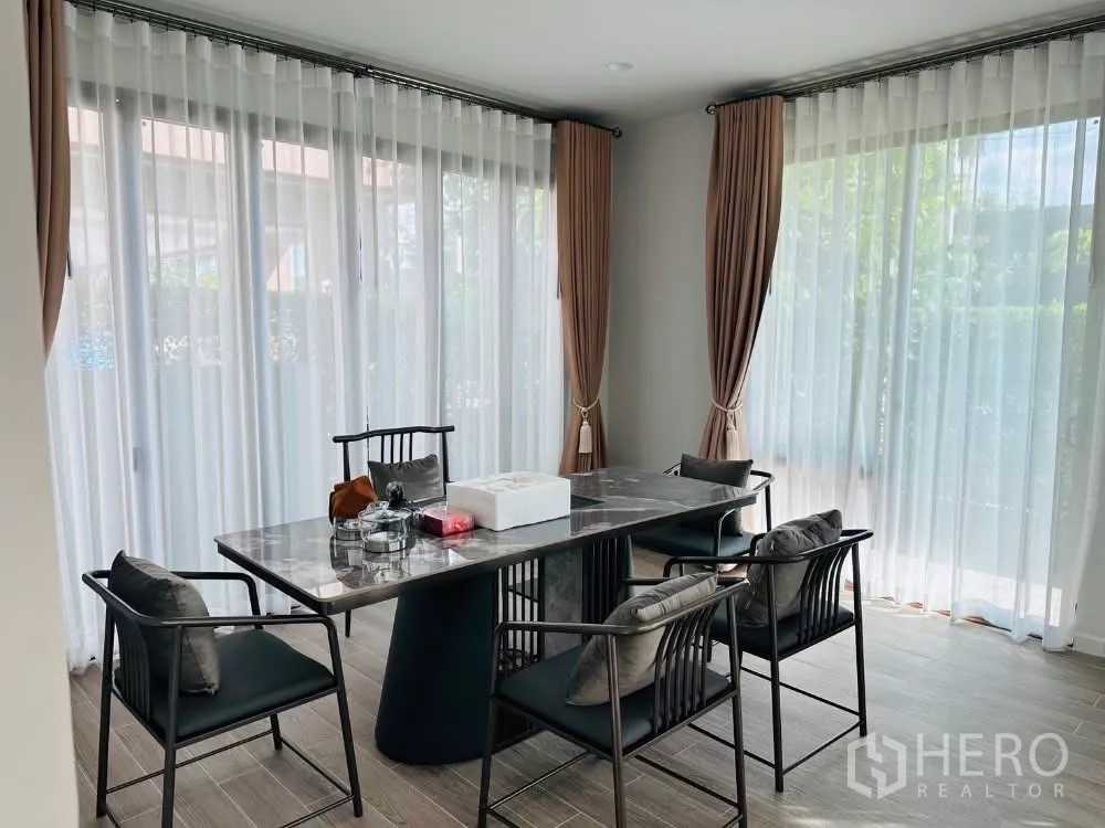 Detached House for rent or sale in Bang Kapi, Bangkok - Multipurpose room with marble-top table, four chairs and garden outlook.