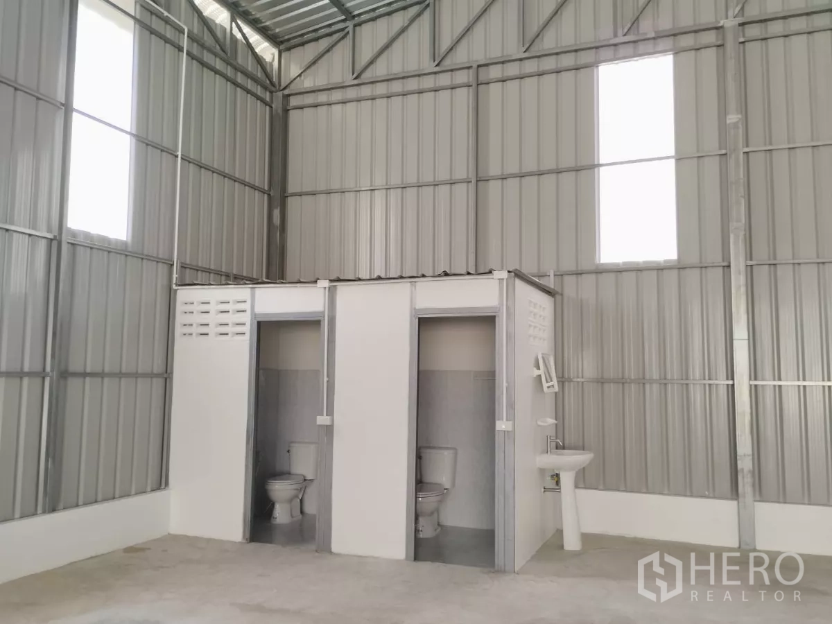 货栈 出租在Sai Mai, Bangkok - 仓库内独立卫生间区，设有两个坐便器与洗手盆