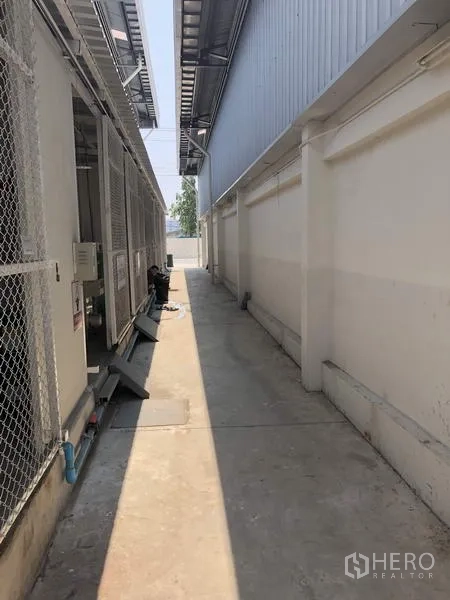 工厂 出租在Khlong Luang, Pathum Thani - 侧边通道，设备区与相邻建筑