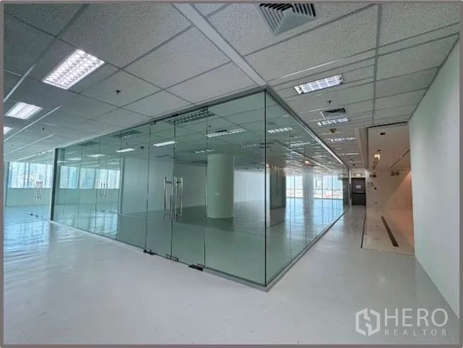 พื้นที่ขายของ for rent in Sathon, Bangkok - พื้นที่เปิดโล่งสว่างพร้อมห้องประชุมผนังกระจกและประตูกระจกคู่