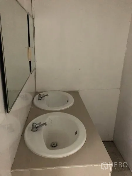 Factory for rent in Lat Krabang, Bangkok - Double washbasins with mirror in the factory restroom.