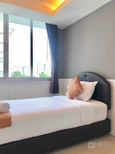 Condominium for rent in Khlong Toei, Bangkok - Bright single bedroom with large window and city view in Khlong Toei condo.