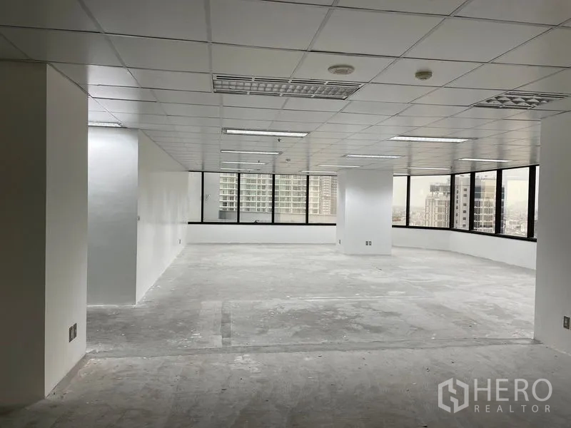 Office Space for rent in Din Daeng, Bangkok - Open-plan corner office with large wraparound windows and Bangkok city views.