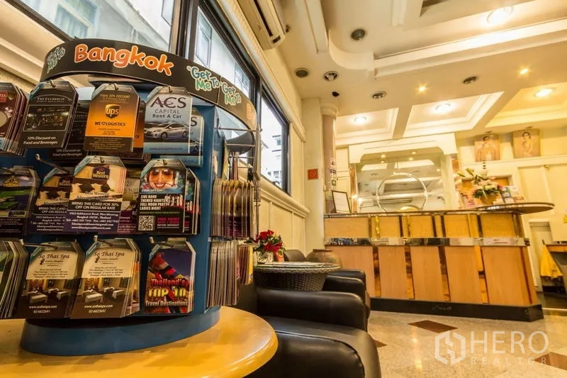 อาคารพาณิชย์ ให้เช่าในPhaya Thai, Bangkok - มุมล็อบบี้ มีชั้นโบรชัวร์ หน้าต่างบานใหญ่ และเคาน์เตอร์ต้อนรับ