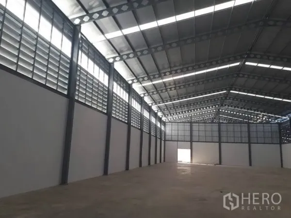 货栈 出租在Bang Phli, Samut Prakan - 内部墙面设有百叶通风窗，高耸人字形屋顶下的空间。