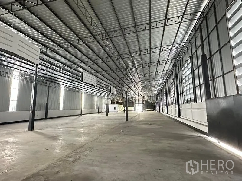 คลังสินค้า ให้เช่าในKhan Na Yao, Bangkok - ทางเดินยาวภายในโกดัง ผนังระบายอากาศแบบช่องเกล็ด พื้นคอนกรีต หลังคาช่วงยาว