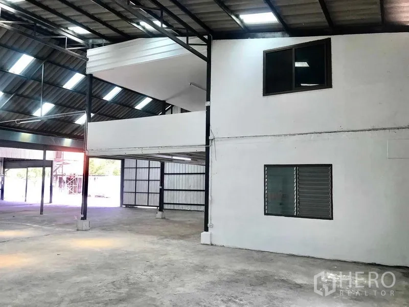 货栈 出租在Pathum Thani - 一层作业区，附两层办公室与通风窗。