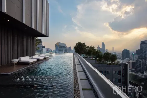 Condominium for rent in Pathum Wan, Bangkok - Rooftop infinity-edge pool with skyline and sunset views at a modern condo in Pathum Wan.