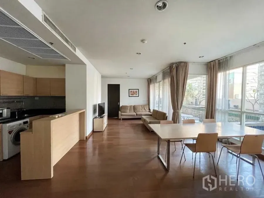 Condominium for rent in Pathum Wan, Bangkok - Open-plan kitchen, dining and living room with hardwood floors and abundant natural light.