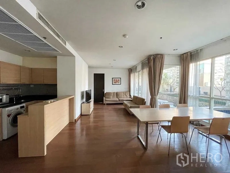 Condominium for rent in Pathum Wan, Bangkok - Open-plan kitchen, dining and living room with hardwood floors and abundant natural light.