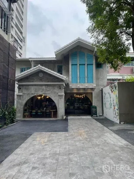 Retail Space for rent in Phaya Thai, Bangkok - Two-storey retail building with arched storefront and a wide driveway.