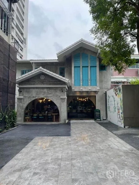 Retail Space for rent in Phaya Thai, Bangkok - Two-storey retail building with arched storefront and a wide driveway.