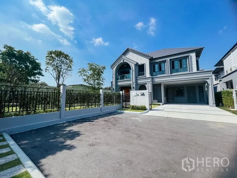 Detached House for sale in Mueang Nonthaburi, Nonthaburi - Elegant modern facade of a detached house with wide driveway and carport.