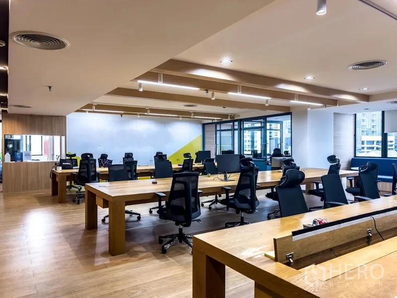 ออฟฟิศ for rent in Bang Rak, Bangkok - พื้นที่ทำงานเปิดโล่งพร้อมโต๊ะยาวไม้ เก้าอี้ทำงาน และหน้าต่าง