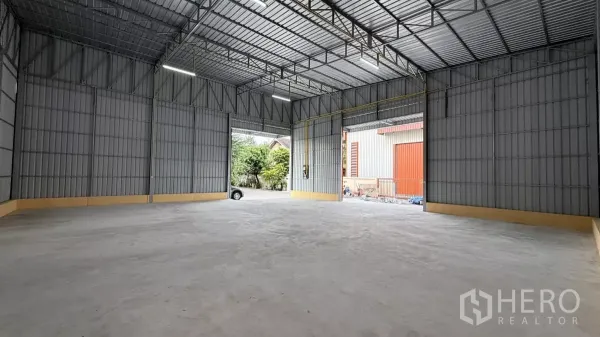 货栈 出租在Wang Thonglang, Bangkok - 开放式库区，门洞宽阔，装卸车辆出入便捷。