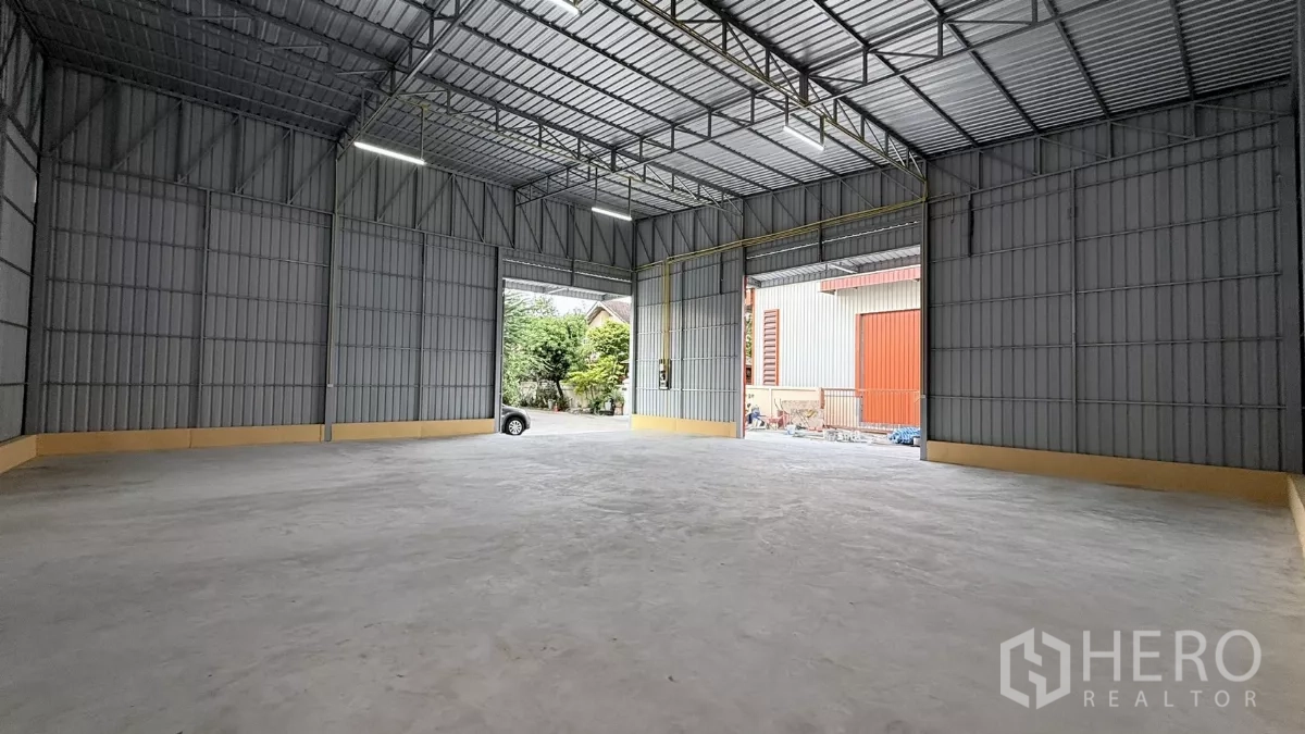 货栈 出租在Wang Thonglang, Bangkok - 开放式库区，门洞宽阔，装卸车辆出入便捷。