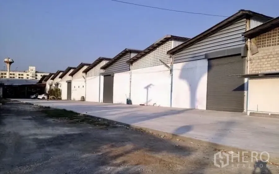 工厂 出租在Bang Pakong, Chachoengsao - 邦巴功连排仓厂外观，多个卷帘门与宽阔混凝土装卸场。