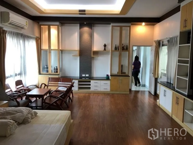 Factory for rent or sale in Khlong Luang, Pathum Thani - Furnished lounge or meeting room with built-in cabinetry and wood flooring.