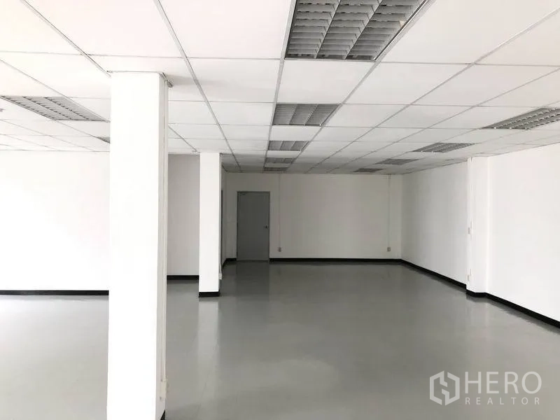 Factory for rent in Bang Pa-in, Phra Nakhon Si Ayutthaya - Open-plan office room with columns and smooth flooring, ready for fit-out.