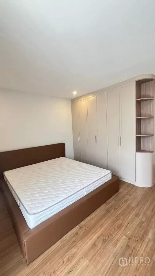 Townhouse for rent in Bang Phli, Samut Prakan - Bedroom with double bed, wood flooring and floor-to-ceiling wardrobes.