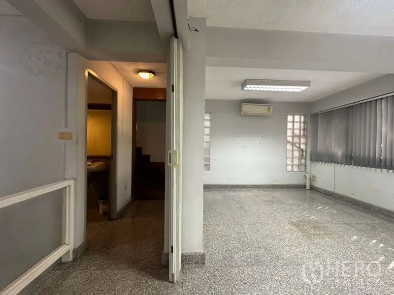 店屋 出租在Khlong Toei, Bangkok - 开放办公区，折叠门，通向卫生间与楼梯