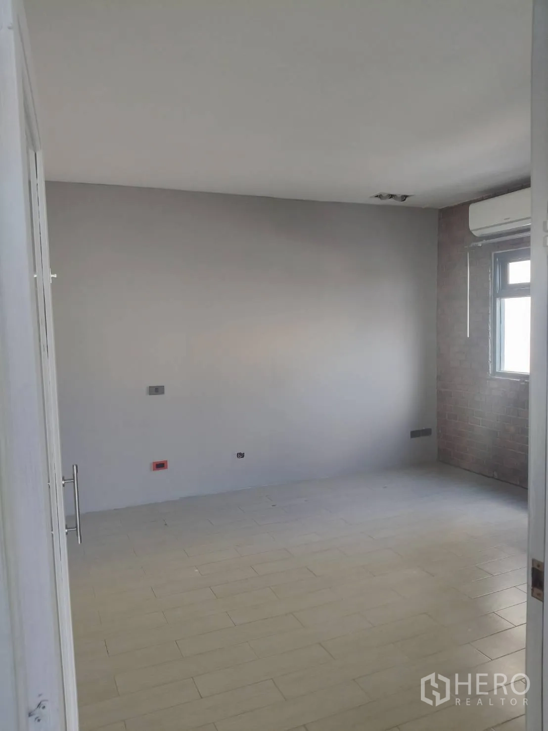 Office Space for rent in Khlong Toei, Bangkok - Private room with window, split air-conditioning and light wood-look flooring.