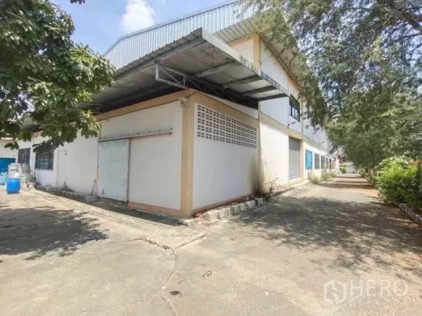 货栈 出售在Khlong Toei, Bangkok - 仓库转角视图，带遮雨装卸棚、服务门及宽阔混凝土场地。