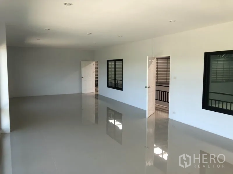 工厂 出租或出售在Bang Bo, Samut Prakan - 二层开放式办公区，设有通往会议室的门。