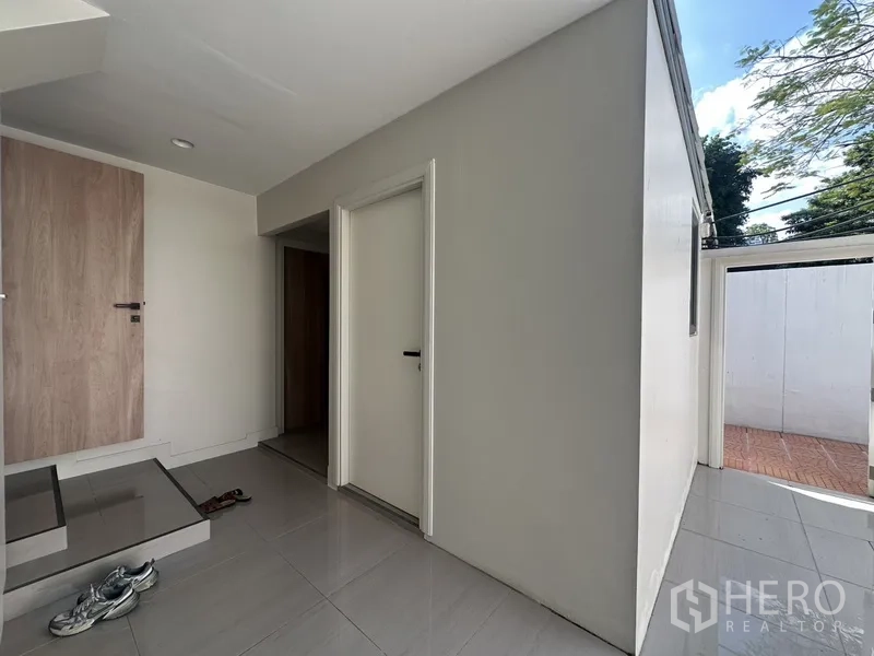 联排别墅 出租在Watthana, Bangkok - 后门入口，通往服务用房与院门