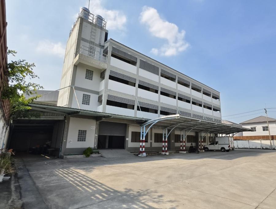 Warehouse for rent in Lat Krabang, Bangkok - Multi-storey warehouse exterior with canopied loading bays and ample parking yard.